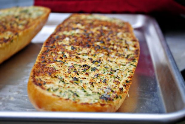 Parmesan Garlic Bread l SimplyScratch.com