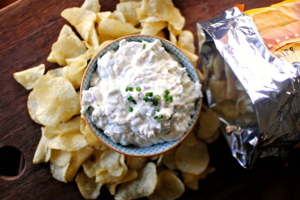 Cheesy Roasted Garlic Chip Dip l SimplyScratch.com