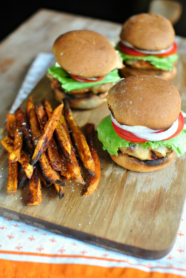 White Cheddar Chipotle Chicken Sliders l www.SimplyScratch.com