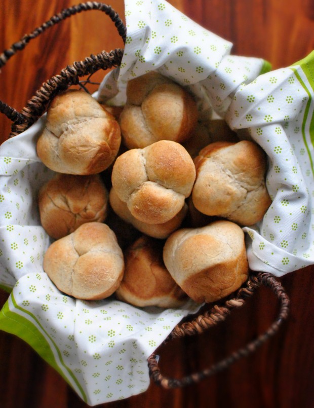 honey wheat cloverleaf dinner rolls l www.SimplyScratch.com