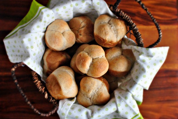 honey wheat cloverleaf dinner rolls - www.SimplyScratch.com