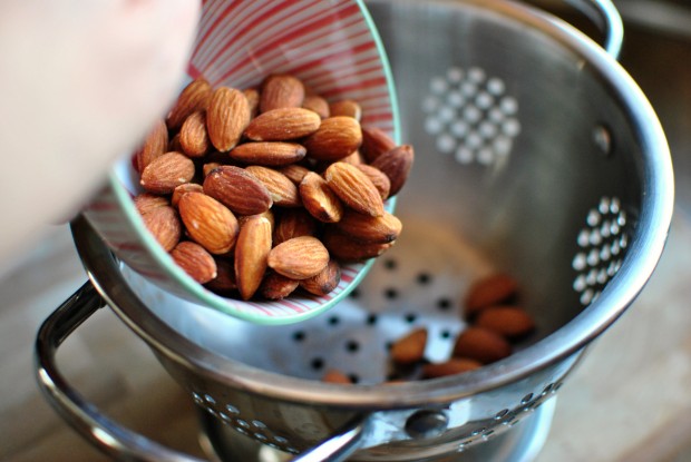how to blanch almonds add to colander