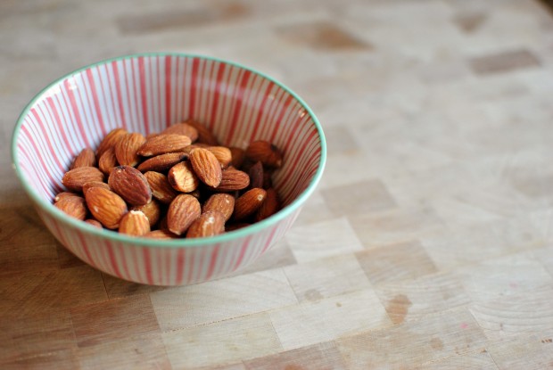 how to blanch almonds bowl of almonds