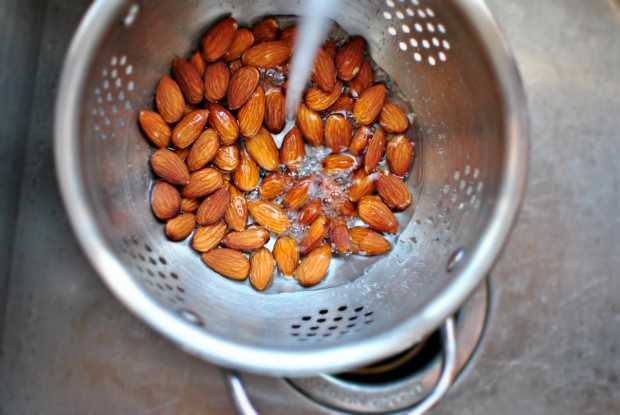 how to blanch almonds rinse