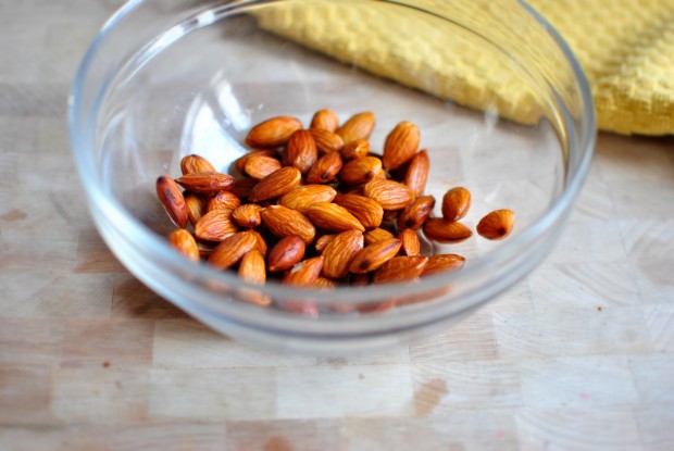 how to blanch almonds throw in a bowl