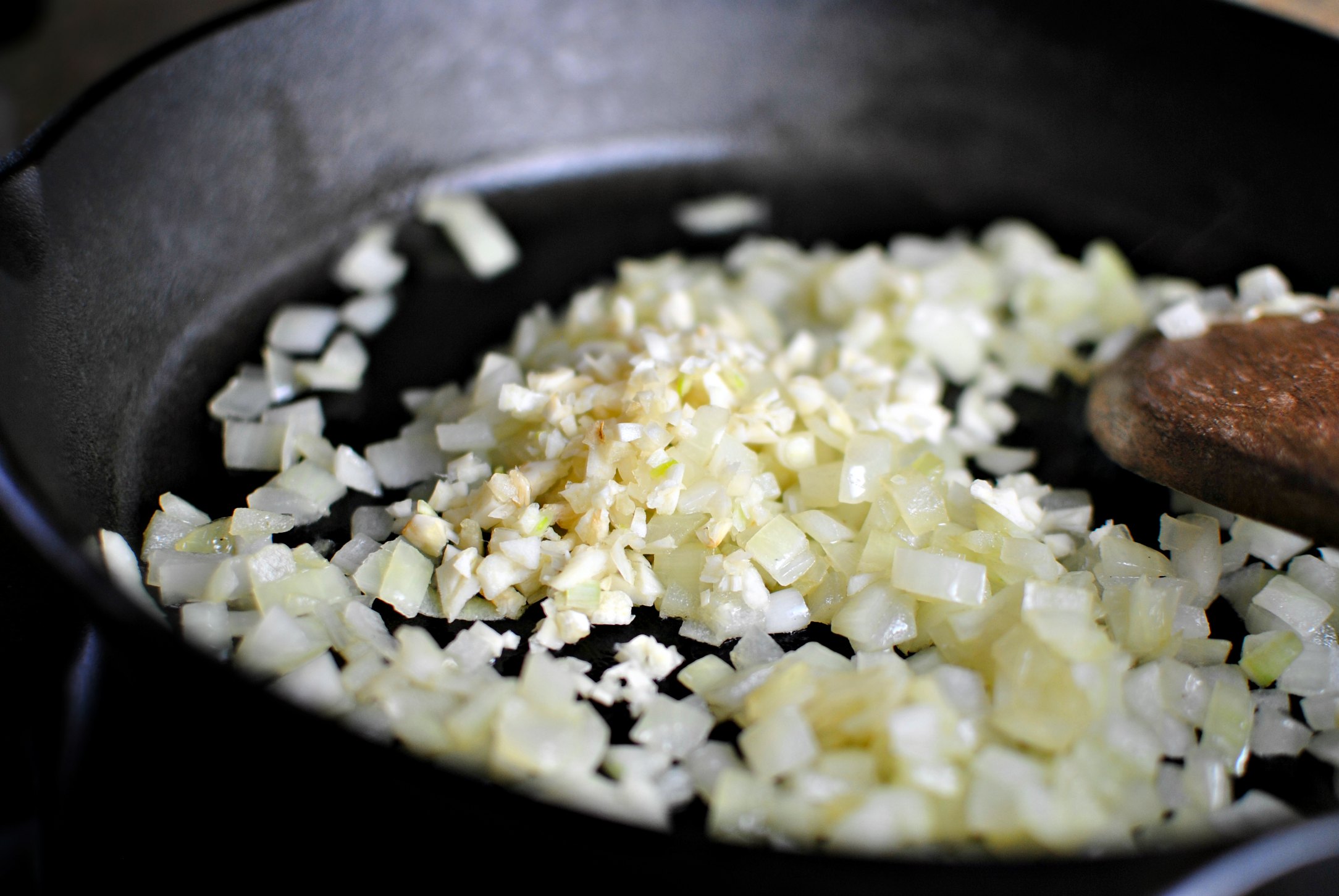 Easy-Skillet-Lasagna-www.SimplyScratch.com-add-in-minced-garlic.jpg