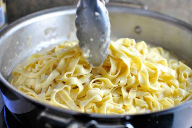 Easy Fettuccine Alfredo www.SimplyScratch.com toss