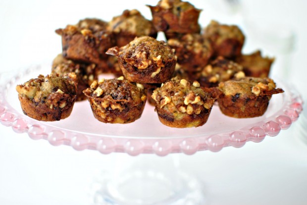 Banana Chocolate Chunk Mini Muffins l www.SimplyScratch.com #brunch #muffins