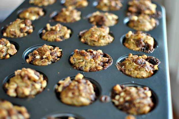 Banana Chocolate Chunk Mini Muffins l www.SimplyScratch.com just baked