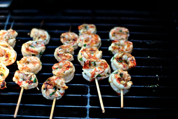 Grilled Garlic and Lime Shrimp Skewers l www.SimplyScratch.com flip