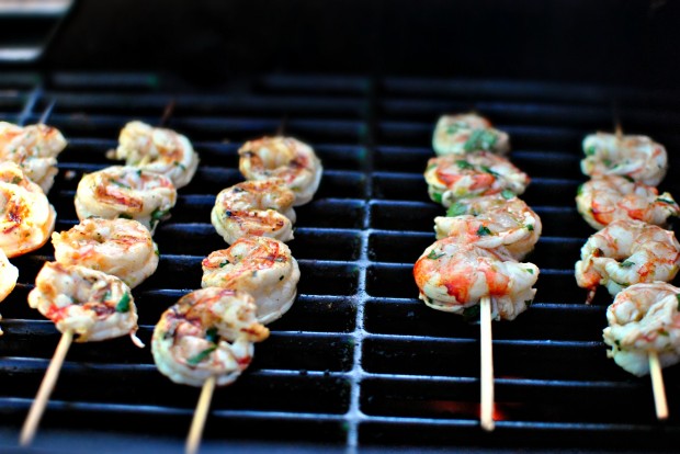 Grilled Garlic and Lime Shrimp Skewers l www.SimplyScratch.com grill
