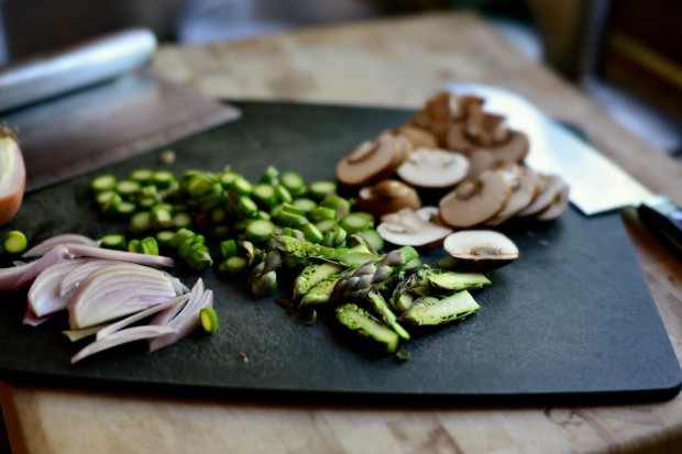 Spring Vegetable Flatbread l www.SimplyScratch.com shallots