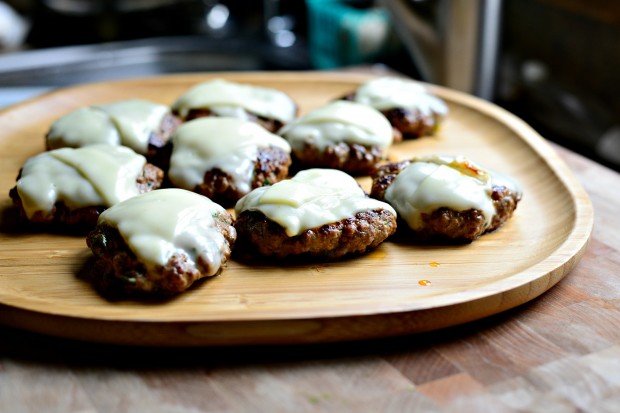 Spicy Sriracha Steak Burgers l www.SimplyScratch.com cheesy burgers