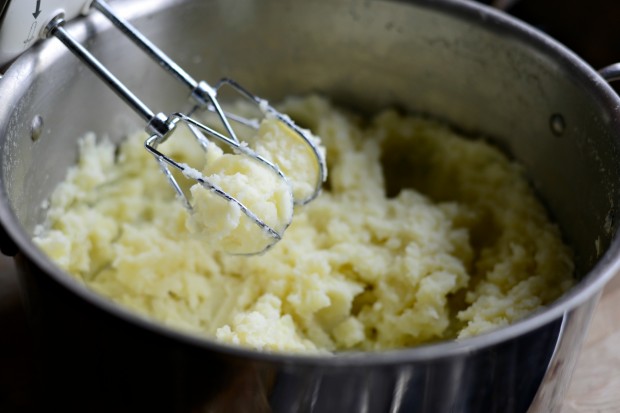 Creamy Mashed Potatoes Recipe l SimplyScratch.com (13)