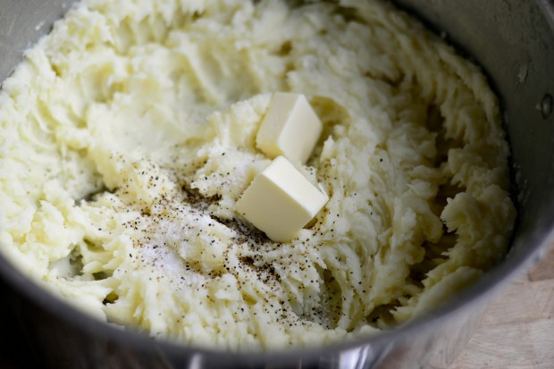 Creamy Mashed Potatoes Recipe l SimplyScratch.com (14)