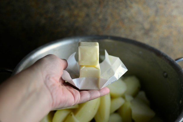 Creamy Mashed Potatoes Recipe l SimplyScratch.com (9)