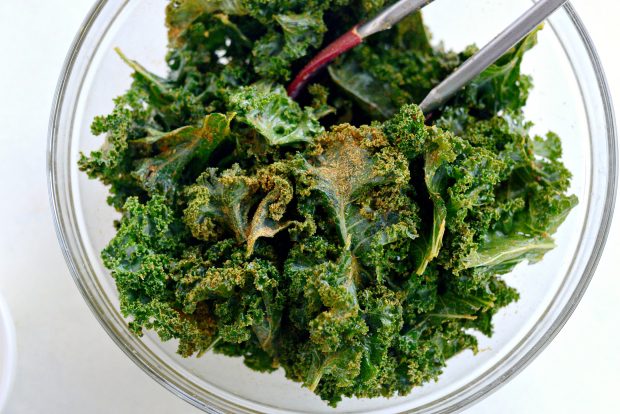 Dehydrated Sriracha Garlic Kale Chips l SimplyScratch.com (11)