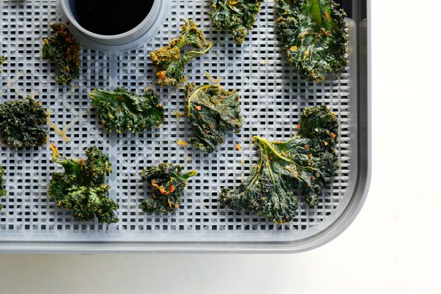 Dehydrated Sriracha + Garlic Kale Chips l SimplyScratch.com 