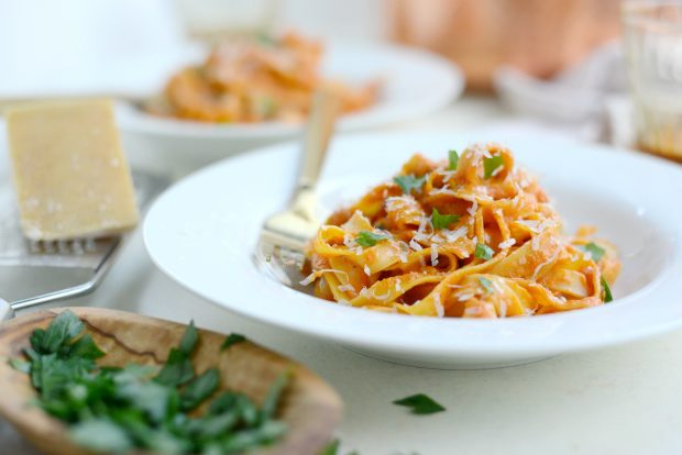 Creamy Roasted Red Pepper Pasta l SimplyScratch.com