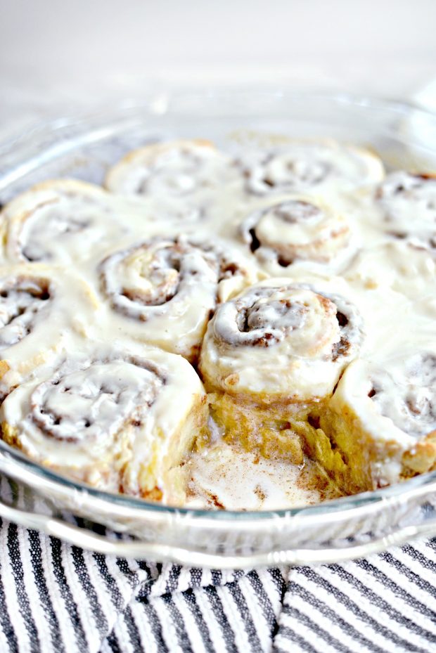 Easy No Yeast Cinnamon Rolls l SimplyScratch.com