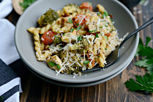 One Pan Chicken Pesto Pasta l SimplyScratch.com