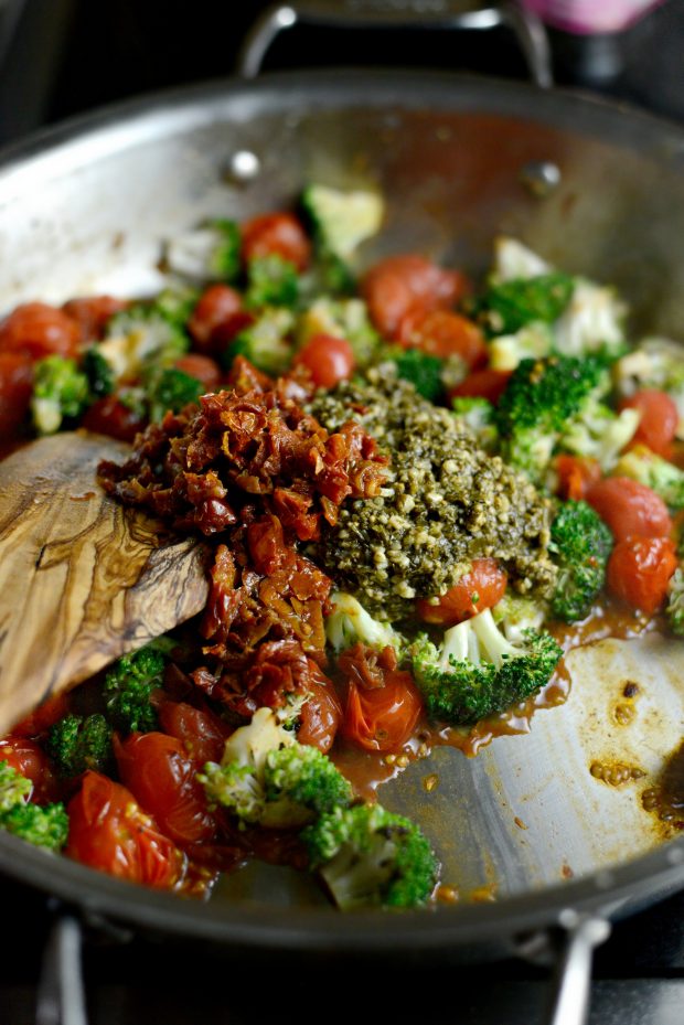 One Pan Chicken Pesto Pasta l SimplyScratch.com