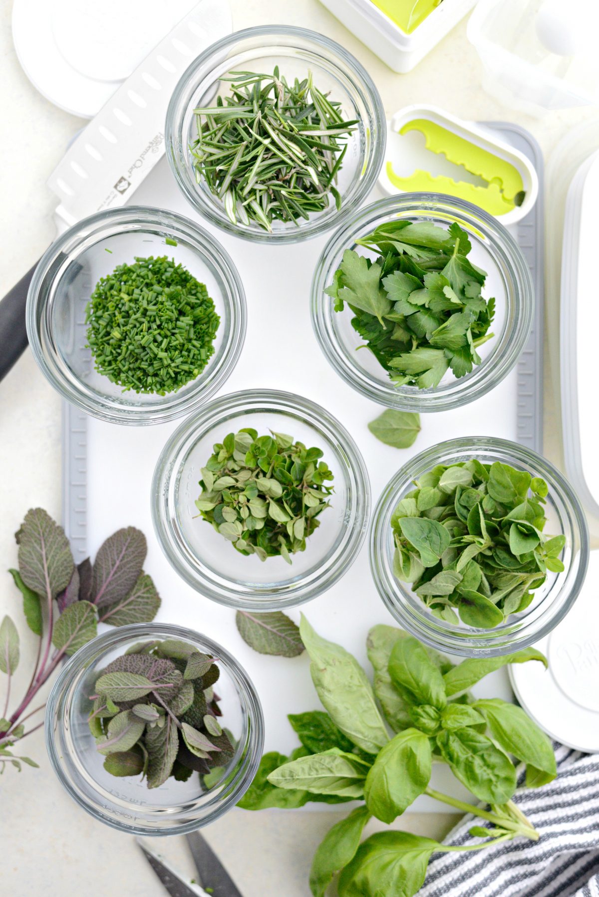 3 Ways to Freeze Herbs with Pampered Chef l SimplyScratch.com (7)