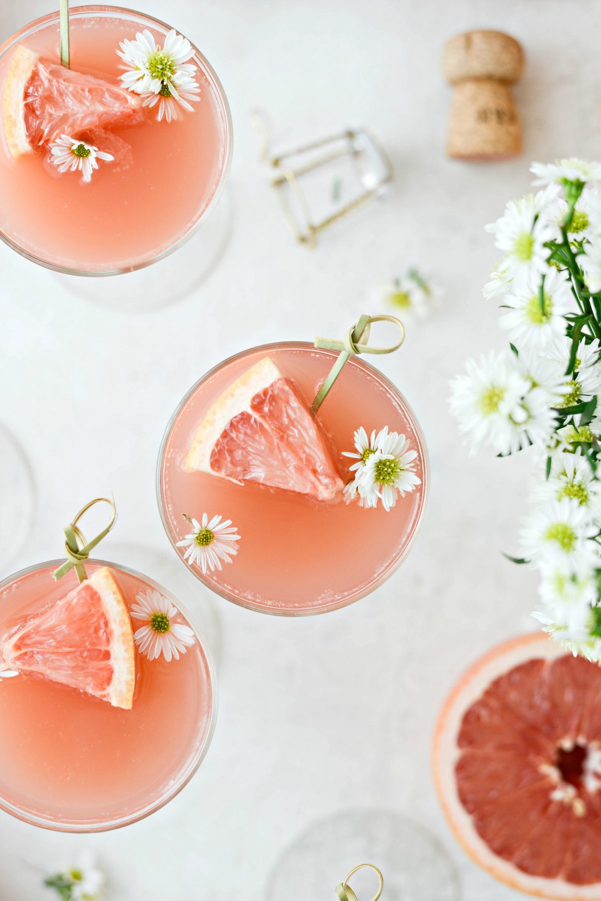 Grapefruit Rosé Mimosas l SimplyScratch.com # VOLWASSENE # drank # grapefruit # roos # mimosa # Pasen # brunch # Moederdag