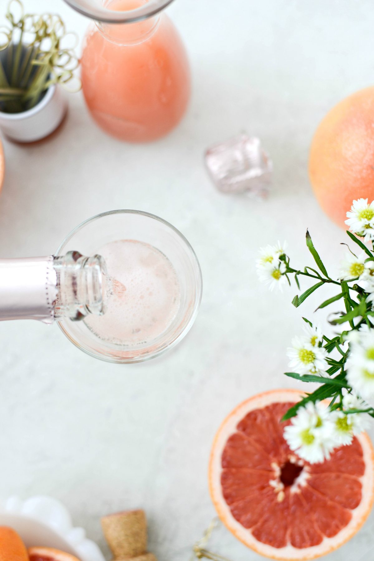 Grapefruit Rosé Mimosen l SimplyScratch.com #erwachsene #getränk #grapefruit #rose #mimosa #ostern #brunch #mothersday