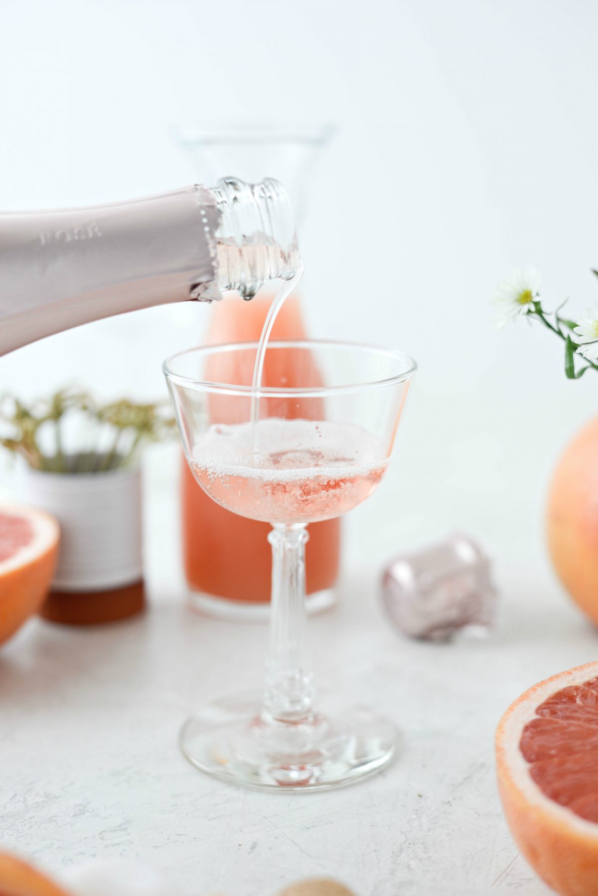  Grapefruit Rosé Mimosen l SimplyScratch.com #erwachsene #getränk #grapefruit #rose #mimosa #ostern #brunch #mothersday