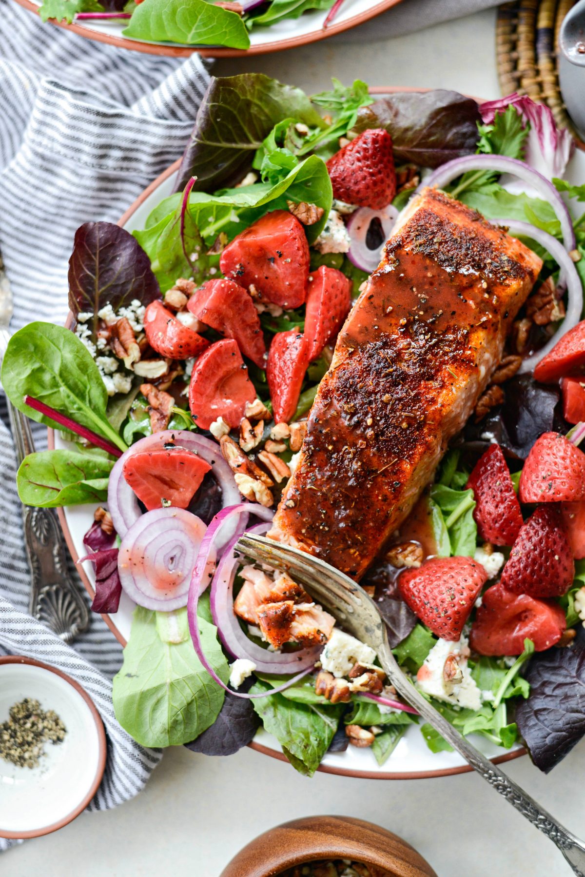 Blackened Salmon Salad with Strawberry Peppercorn Vinaigrette l SimplyScratch.com #blackened #salmon #salad
