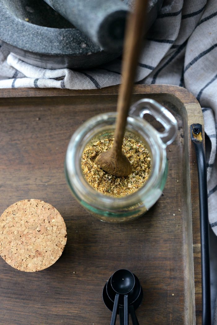 Homemade Montreal Chicken Seasoning Recipe l SimplyScratch.com #homemade #montreal #chicken #seasoning #recipe #spiceblend #fromscratch