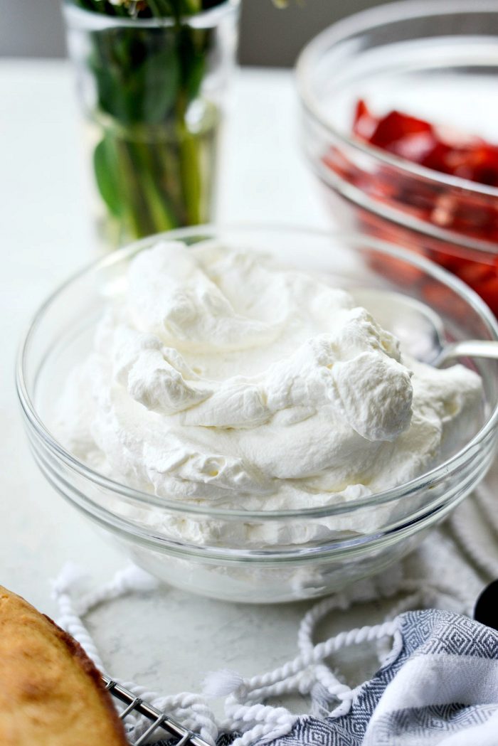 Best Homemade Whipped Cream Recipe l SimplyScratch.com #whipped #cream #fromscratch #homemade #bestrecipe 