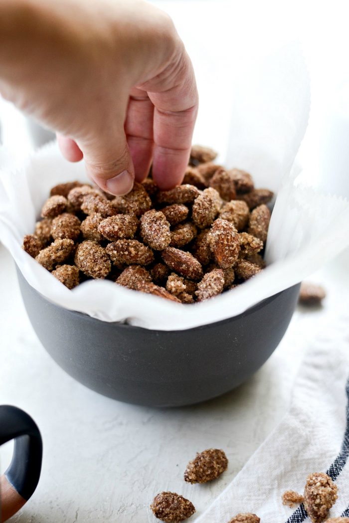 Cinnamon Sugar Almonds l SimplyScratch.com #almonds #cinnamon #sugar #snack #holiday #recipe #almondhaus #mallalmonds