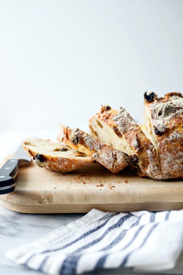 No-Knead Cinnamon Raisin Bread l SimplyScratch.com #noknead #homeamde #dutchoven #cinnamon #raisin #bread #fromscratch #simplyscratch