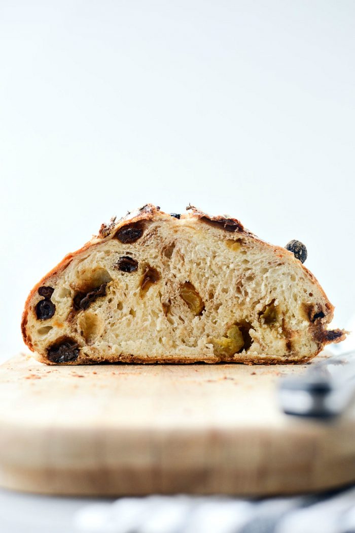 No-Knead Cinnamon Raisin Bread l SimplyScratch.com #noknead #homeamde #dutchoven #cinnamon #raisin #bread #fromscratch #simplyscratch