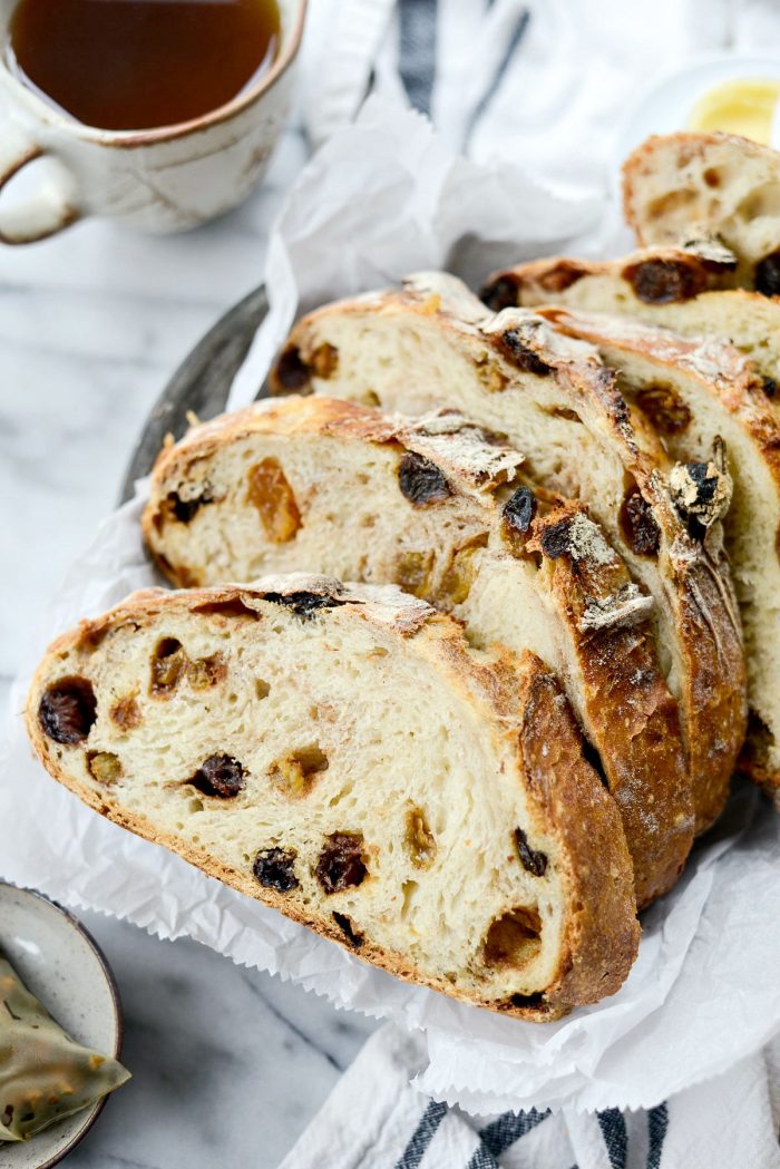 No-Knead Cinnamon Raisin Bread l SimplyScratch.com #noknead #homeamde #dutchoven #cinnamon #raisin #bread #fromscratch #simplyscratch