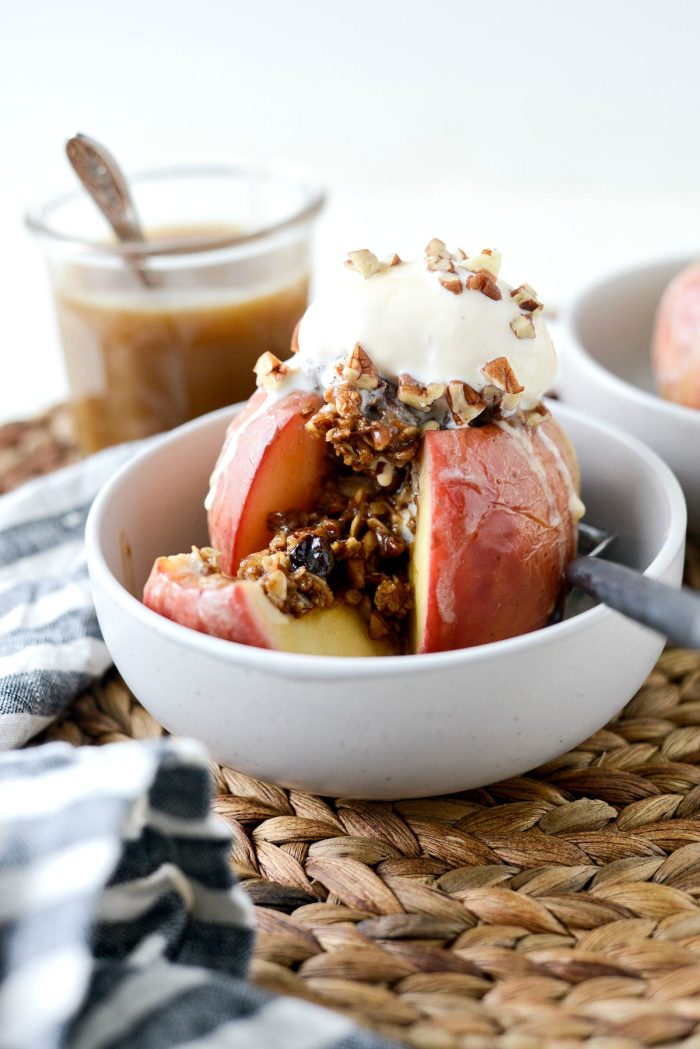 Baked Apples Recipe l SimplyScratch.com #fall #baked #apples #cinnamon #dessert #honeycrisp #appledessert #simplyscratch