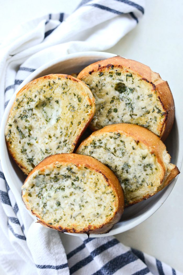 Easy Parmesan Herb Garlic Bread l SimplyScratch.com #parmesan #garlic #bread #easy #garlicbread #recipe #simplyscratch