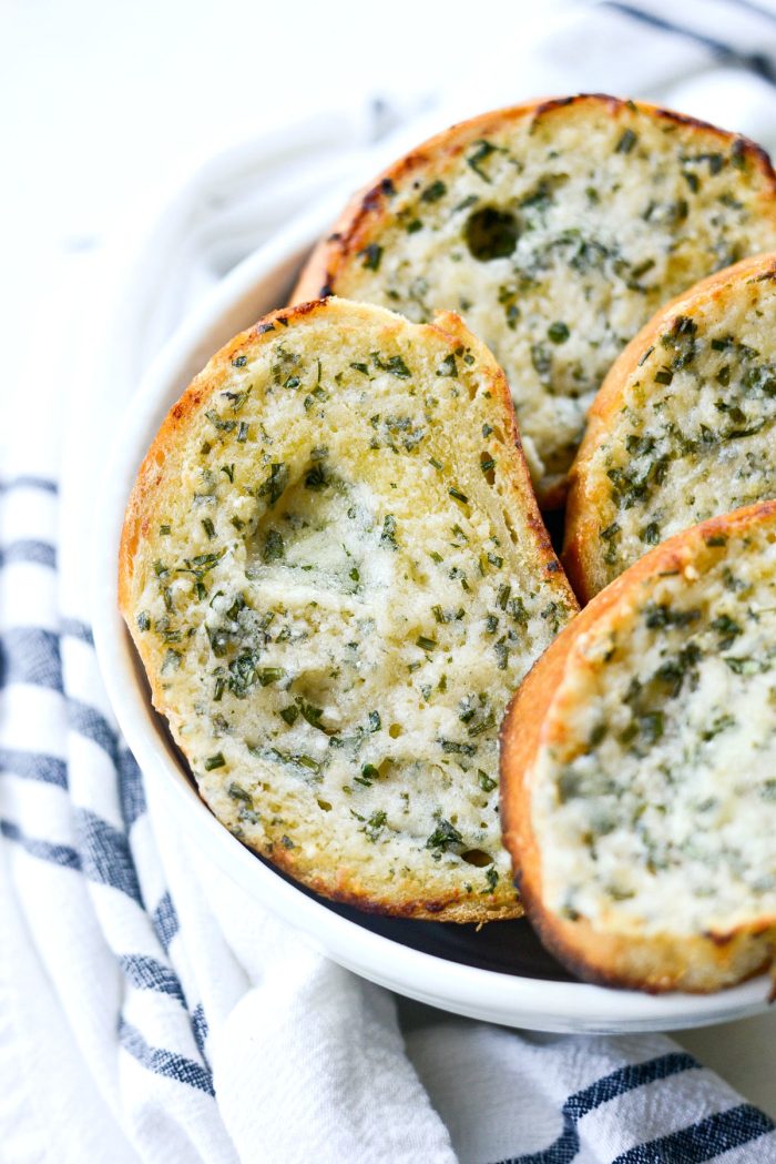 Easy Parmesan Herb Garlic Bread l SimplyScratch.com #parmesan #garlic #bread #easy #garlicbread #recipe #simplyscratch