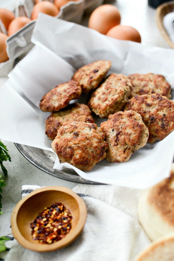 Homemade Turkey Breakfast Sausage l SimplyScratch.com #homemade #turkey #turkeysausage #recipe #easy #healthy #lowcalorie #sausage #simplyscratch