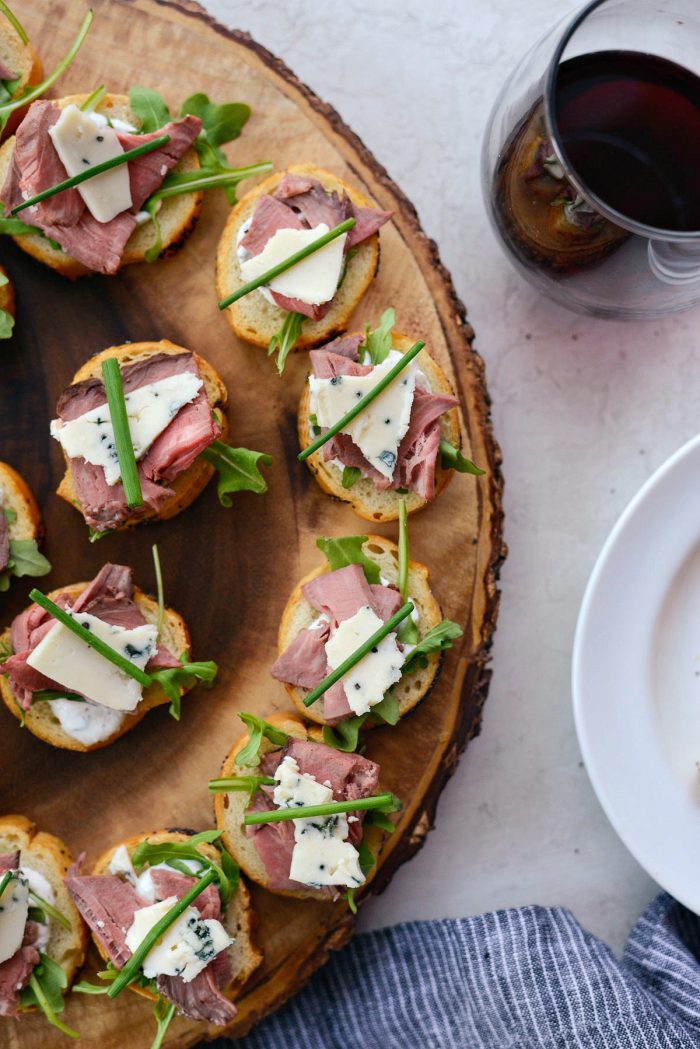 Beef Blue Cheese Crostini Bites l SimplyScratch.com #leftover #beef #tenderloin #recipe #appetizer #holiday #bluecheese #bread #crostini