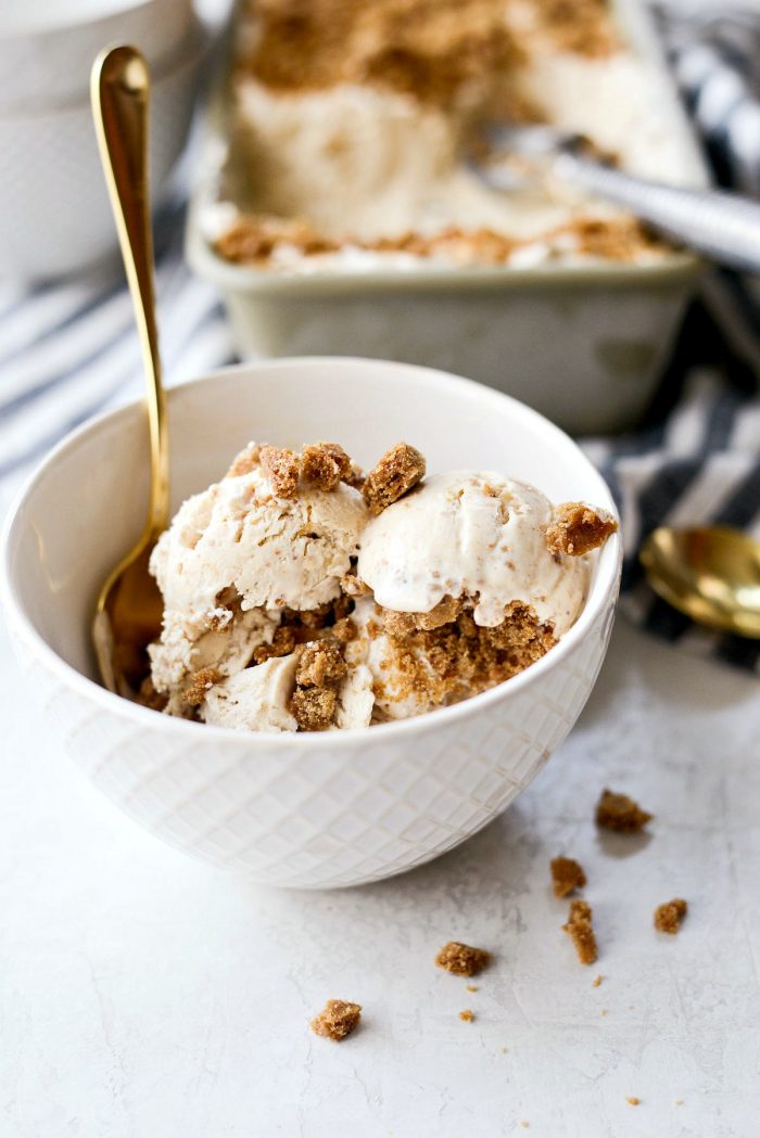 No-Churn Belgium Cookie Butter Ice Cream l SimplyScratch.com #hoemmade #fromscratch #nochurn #icecream #dessert #speculoos #cookiebutter