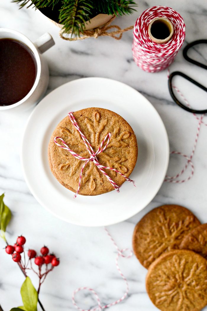 Speculoos Cookies (Dutch Windmill Cookies) l SimplyScratch.com #speculoos #speculaas #cookies #dutch #windmill #cookies #holidays #christmas 