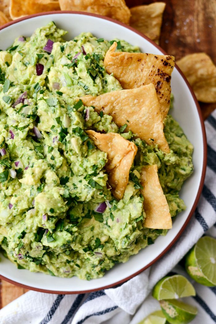 Best Homemade Guacamole Recipe l SimplyScratch.com #homemade #guacamole #avocado #guac #gamedayguacamole #partyguac #chipotleguac