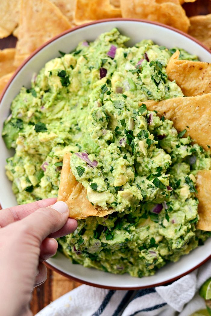 Best Homemade Guacamole Recipe l SimplyScratch.com #homemade #guacamole #avocado #guac #gamedayguacamole #partyguac #chipotleguac