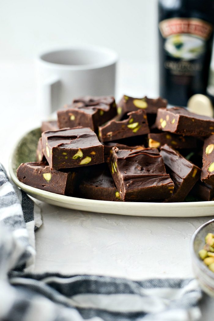 Bailey's Chocolate Pistacho Fudge l SimplyScratch.com #stpatricksday #baileys #irishcream #liqueur #chocolate #fudge #quick