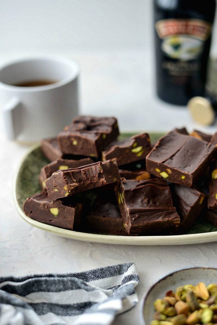 Bailey's Chocolate Pistacho Fudge l SimplyScratch.com #stpatricksday #baileys #irishcream #liqueur #chocolate #fudge #quick