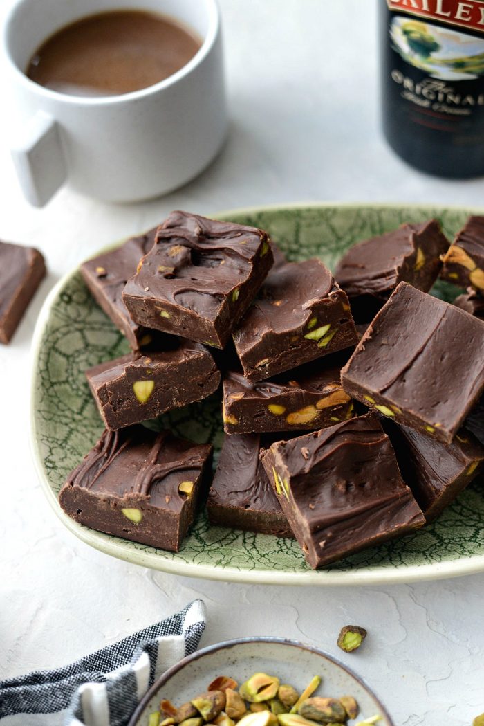 Bailey's Chocolate Pistacho Fudge l SimplyScratch.com #stpatricksday #baileys #irishcream #liqueur #chocolate #fudge #quick