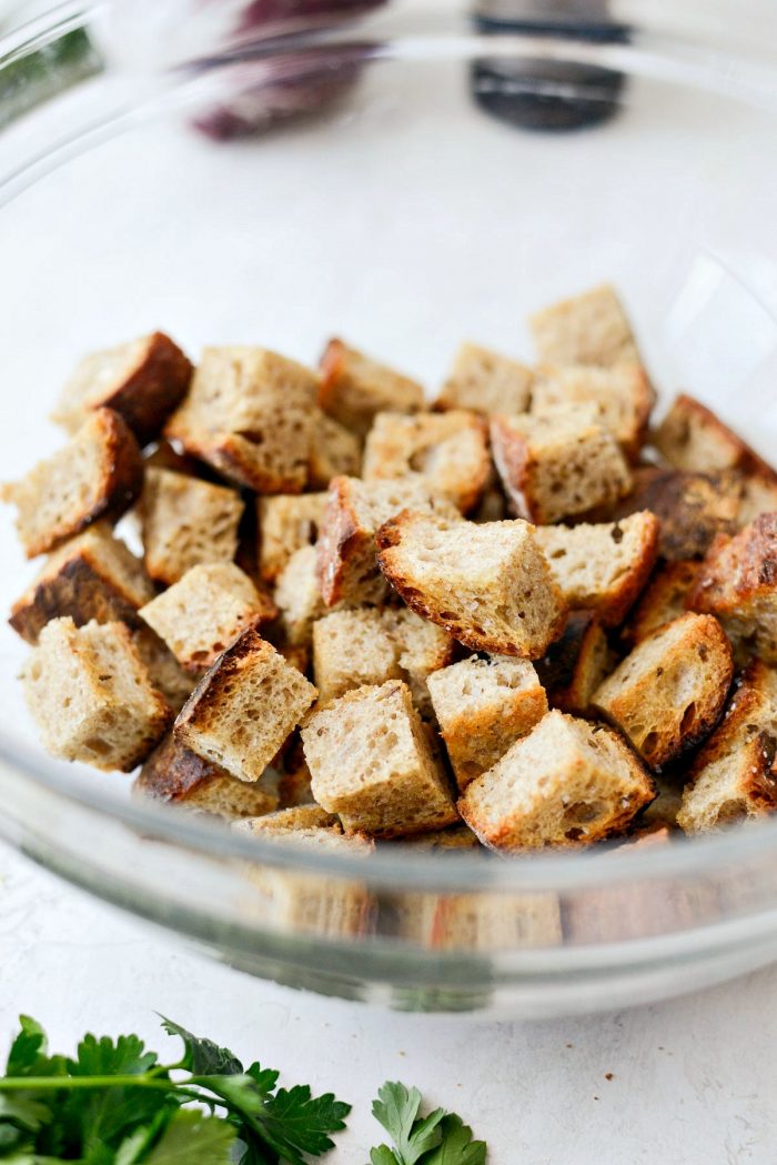 toasted rye in large bowl